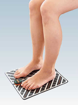 足を乗せるだけで筋力up Emsフットマット 軽量 コンパクトだからどんなシーンにも 快適生活 快適生活
